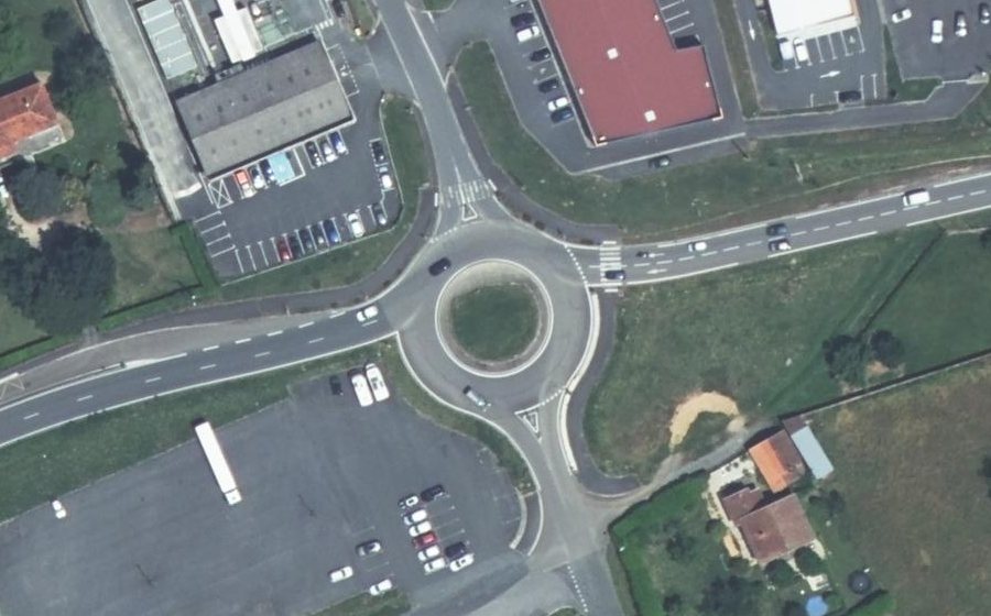 Vue aérienne du Rond-point anonyme n°332259195