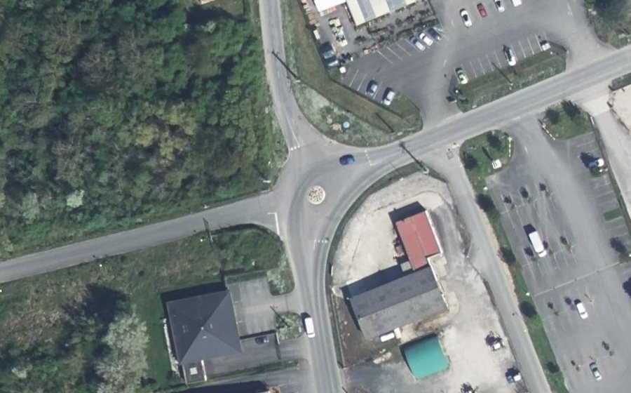 Vue aérienne du Rond-point anonyme n°332263435