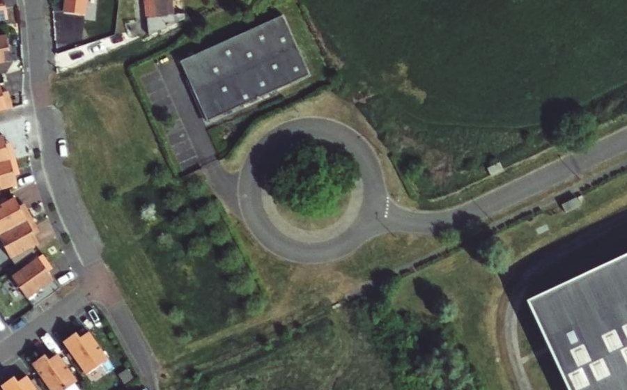 Vue aérienne du Rond-point anonyme n°332278231