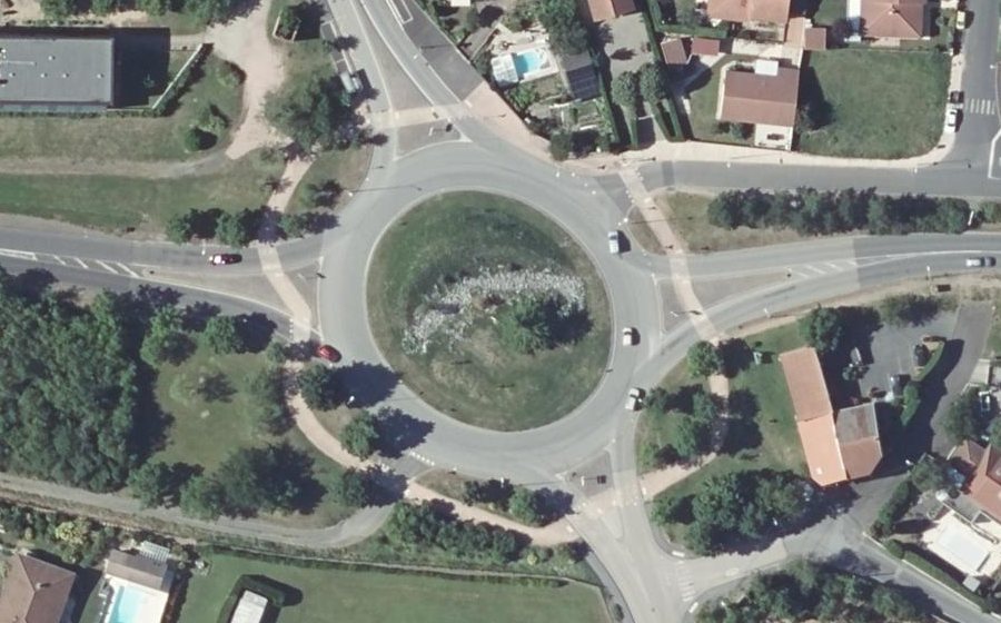 Vue aérienne du Rond-point anonyme n°33229365