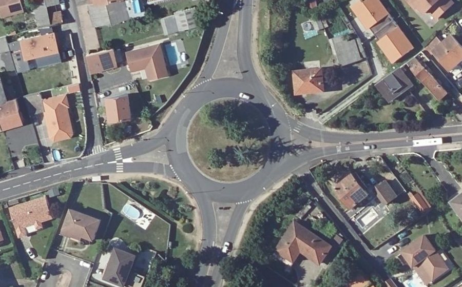 Vue aérienne du Rond-point anonyme n°33229375