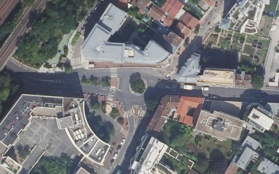 Vue aérienne du Rond-point anonyme n°332348250