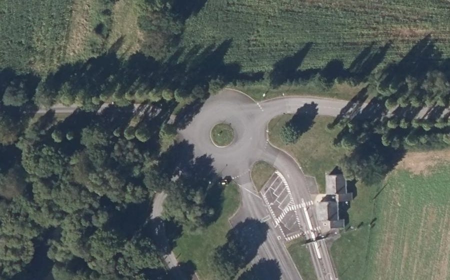 Vue aérienne du Rond-point anonyme n°332366039