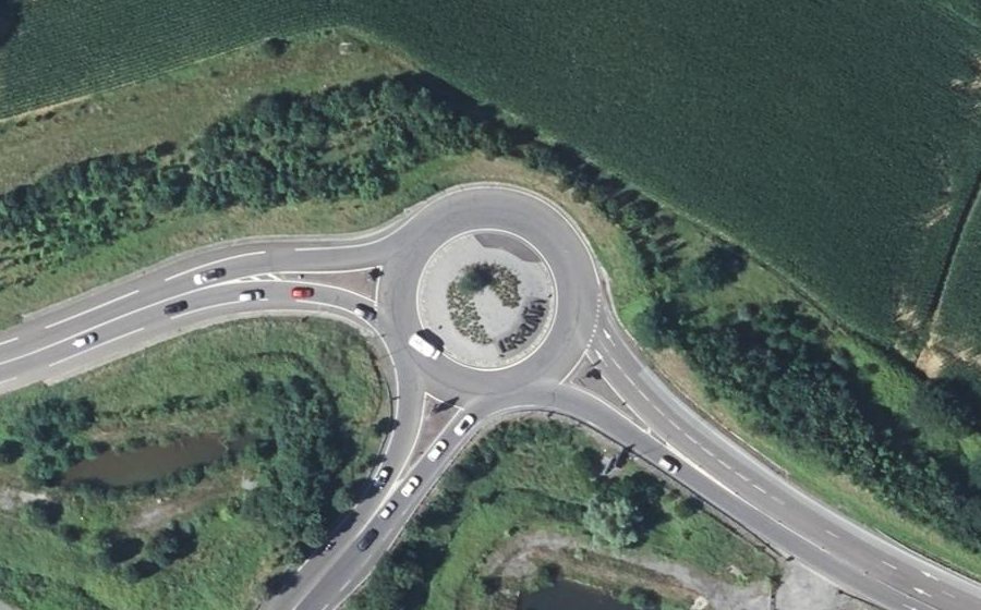 Vue aérienne du Rond-point anonyme n°332374863
