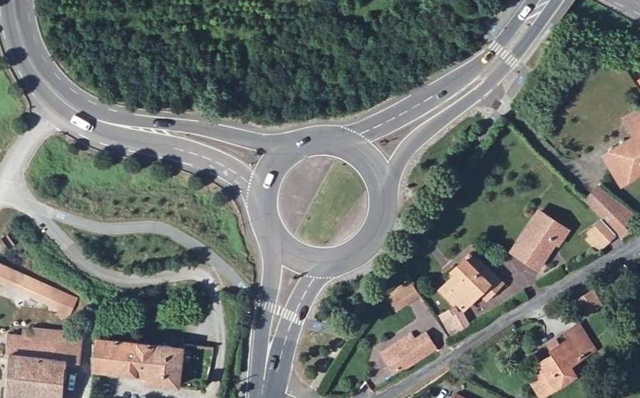 Vue aérienne du Rond-point anonyme n°332374864