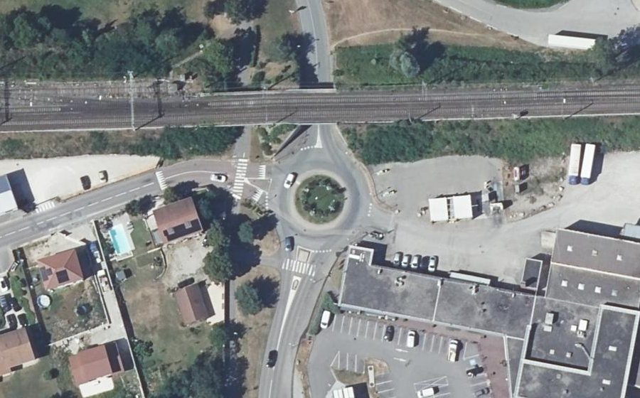 Vue aérienne du Rond-point anonyme n°332409296