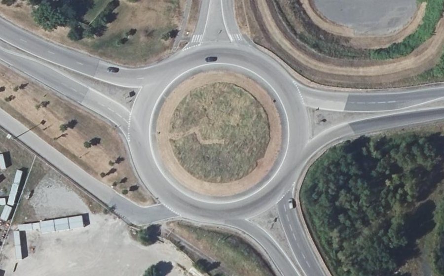 Vue aérienne du Rond-point anonyme n°332409297