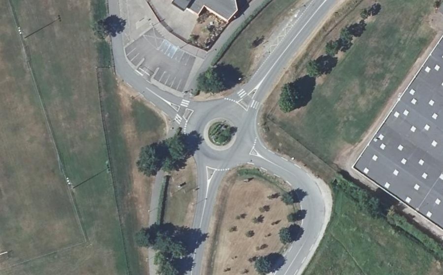 Vue aérienne du Rond-point anonyme n°332409298