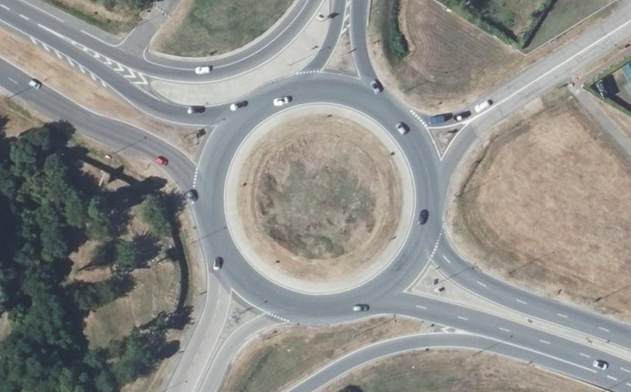 Vue aérienne du Rond-point anonyme n°332426364