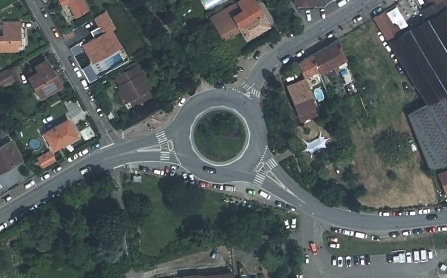 Vue aérienne du Rond-point anonyme n°332553013