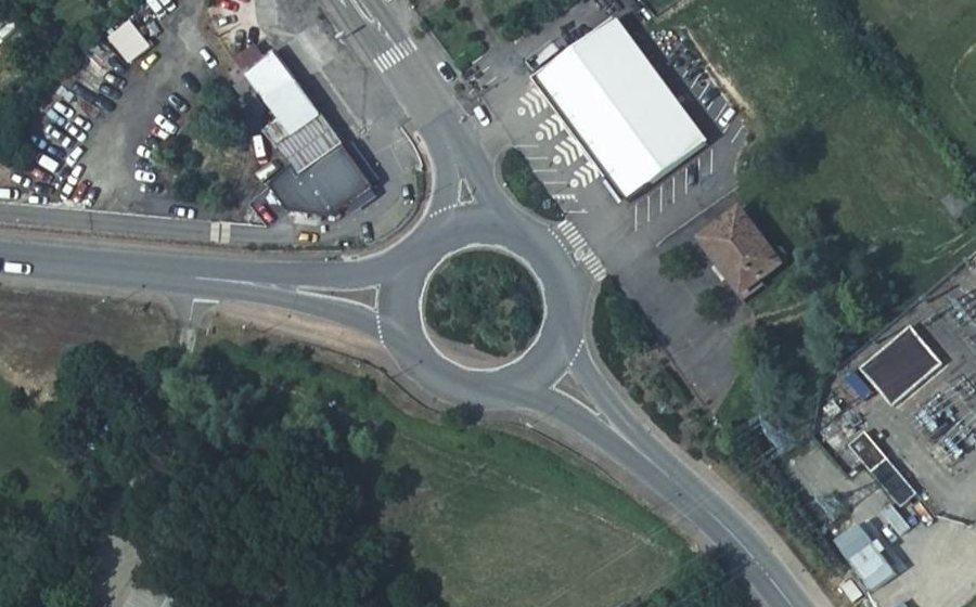 Vue aérienne du Rond-point anonyme n°332555832