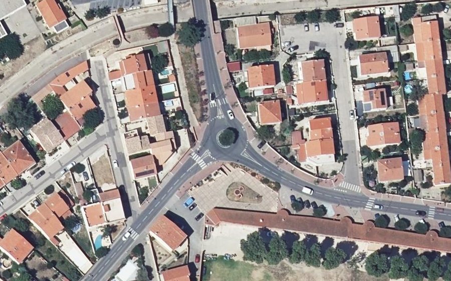 Vue aérienne du Rond-point anonyme n°332580547