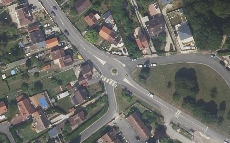 Vue aérienne du Rond-point anonyme n°332596618