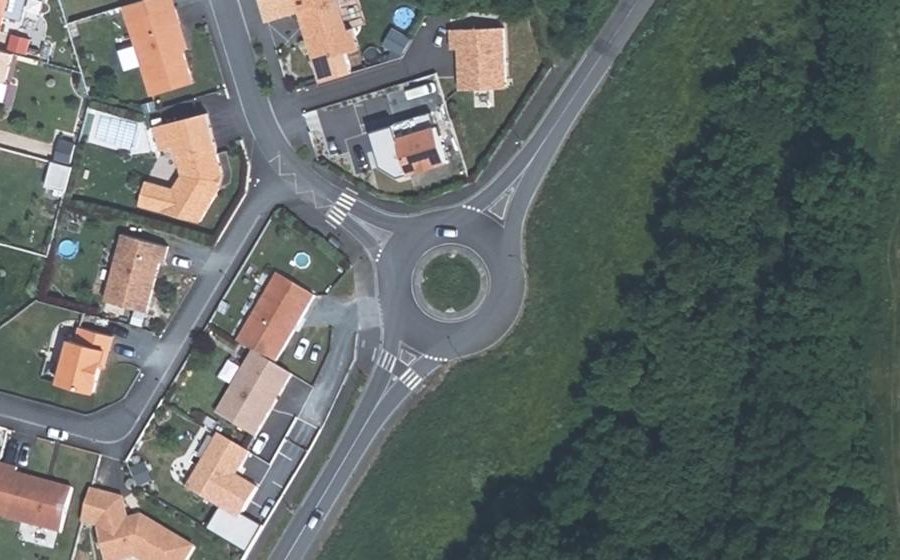 Vue aérienne du Rond-point anonyme n°332600894
