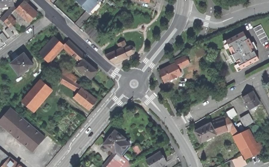 Vue aérienne du Rond-point anonyme n°33264368