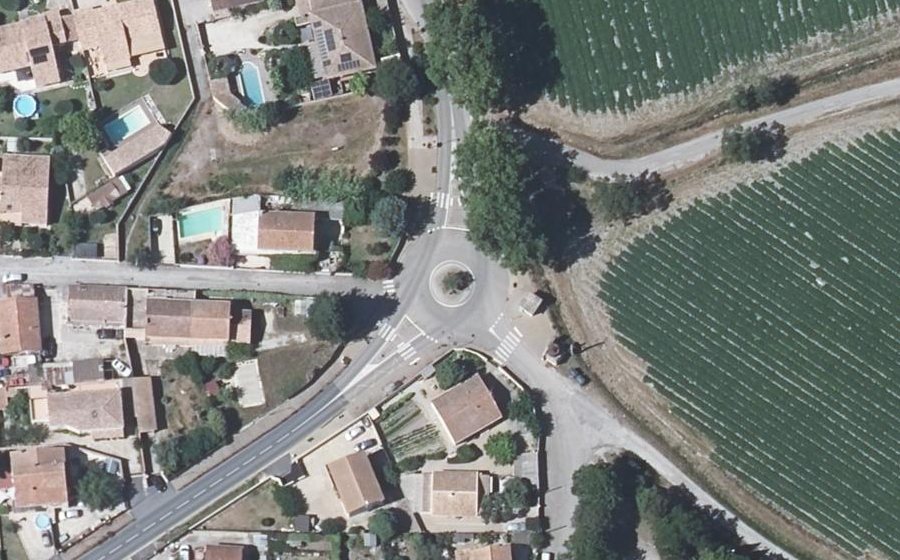 Vue aérienne du Rond-point anonyme n°332729655