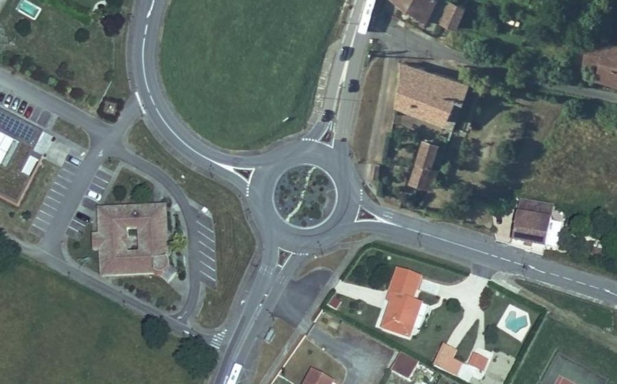 Vue aérienne du Rond-point anonyme n°33281857