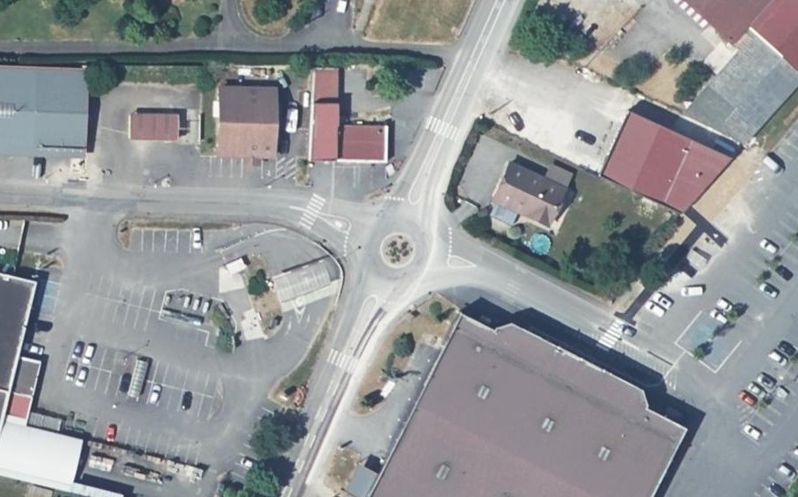 Vue aérienne du Rond-point anonyme n°33289792