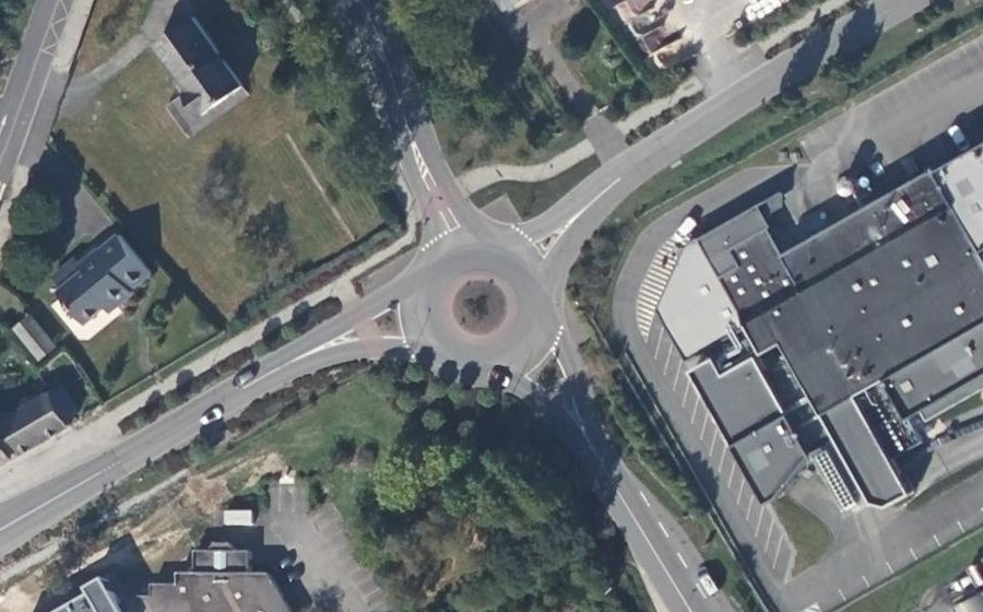 Vue aérienne du Rond-point anonyme n°33290466