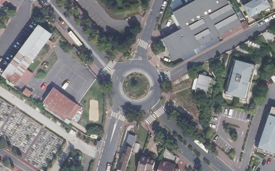Vue aérienne du Rond-point anonyme n°332960497