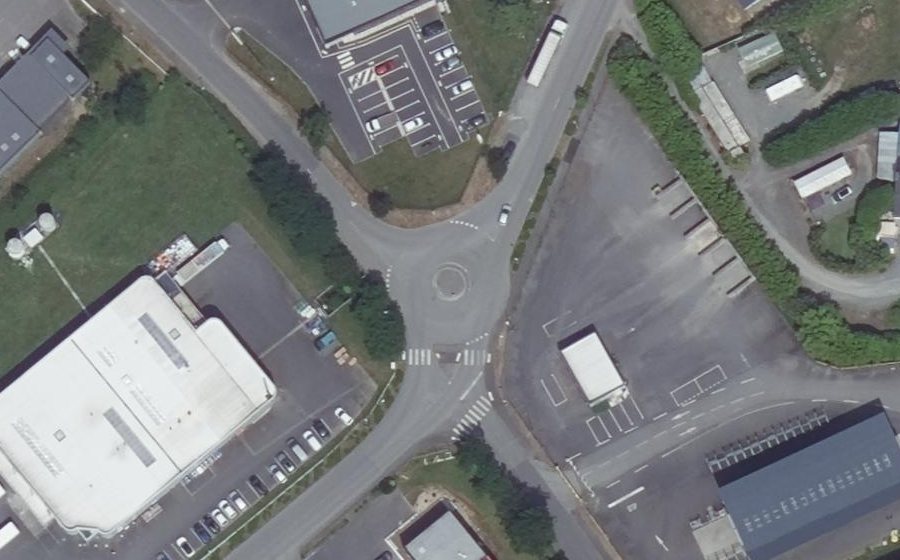 Vue aérienne du Rond-point anonyme n°333244658