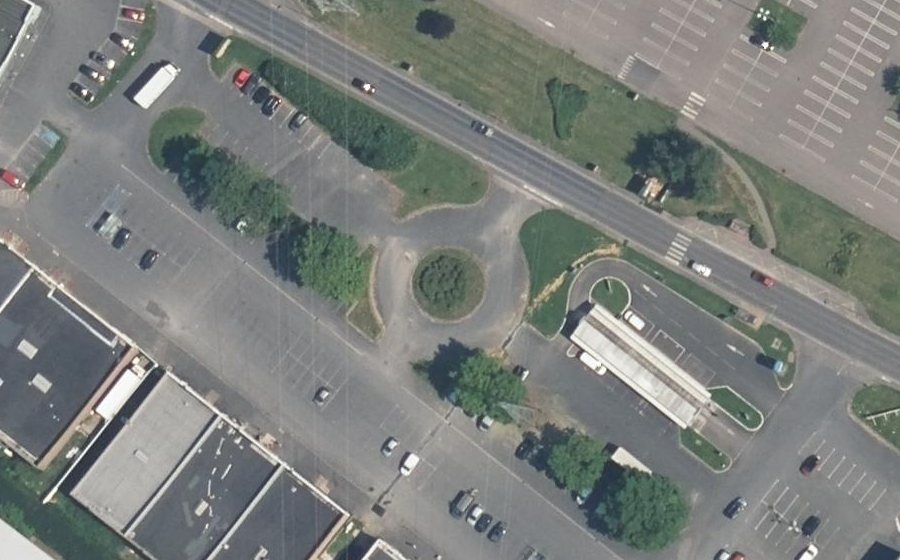 Vue aérienne du Rond-point anonyme n°333464849