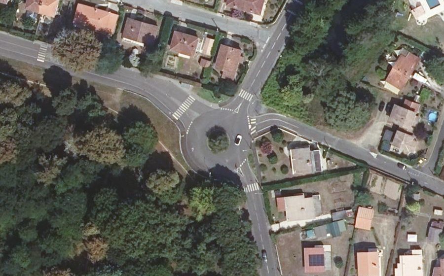Vue aérienne du Rond-point anonyme n°333539067