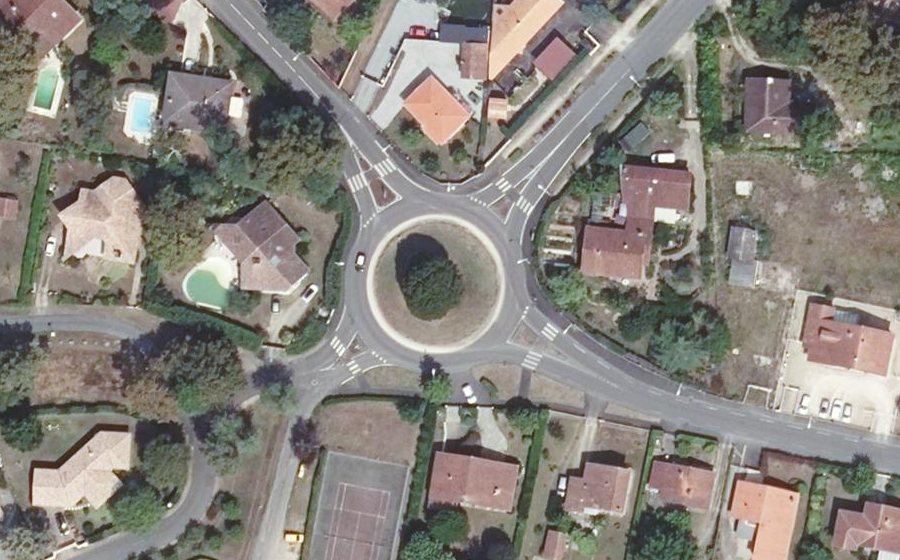 Vue aérienne du Rond-point anonyme n°333578308