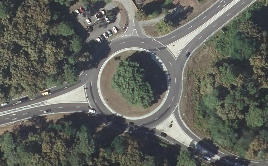 Vue aérienne du Rond-point anonyme n°333582978