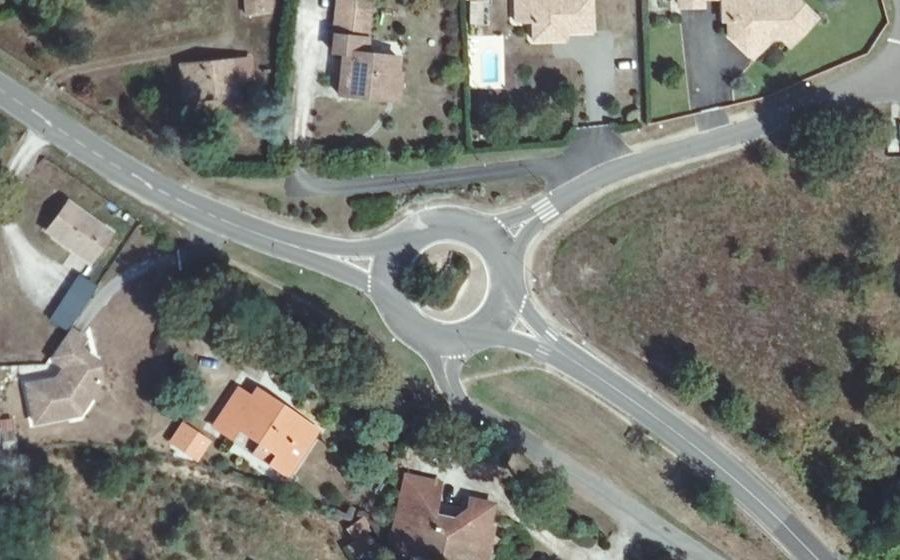 Vue aérienne du Rond-point anonyme n°333600798