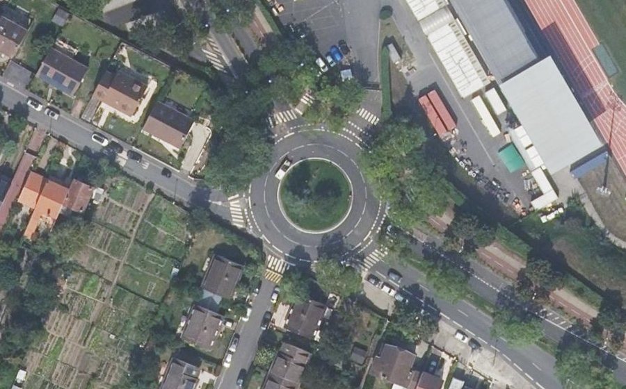 Vue aérienne du Rond-point anonyme n°333686160