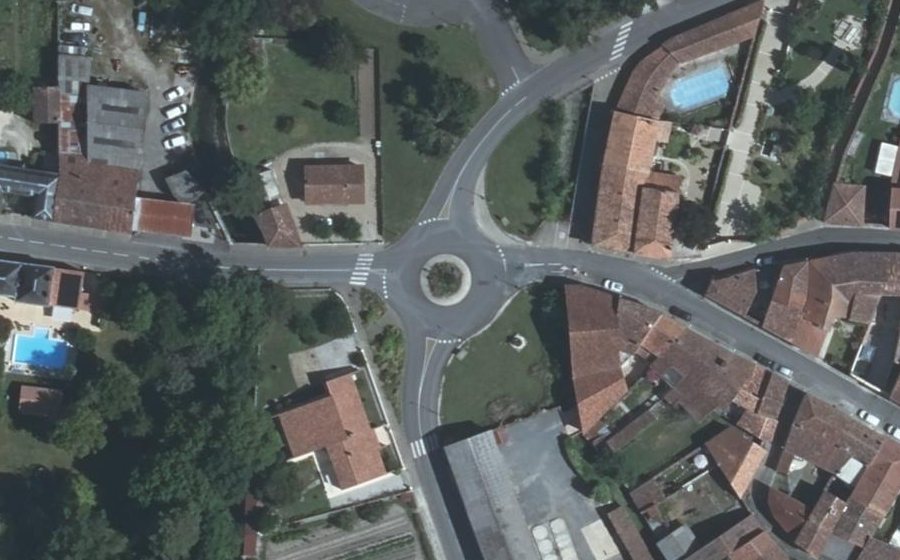 Vue aérienne du Rond-point anonyme n°33374544