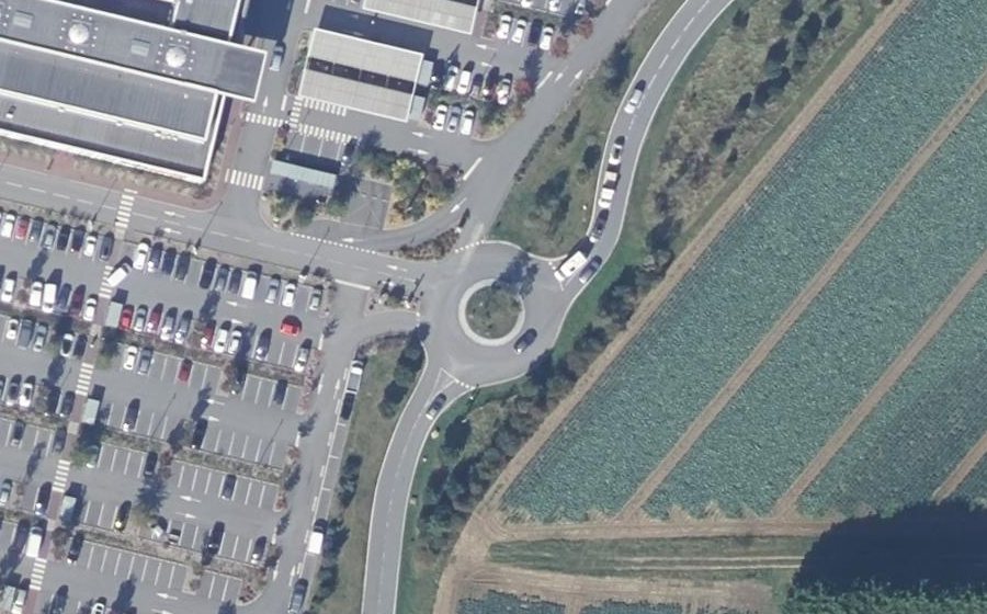Vue aérienne du Rond-point anonyme n°333771102