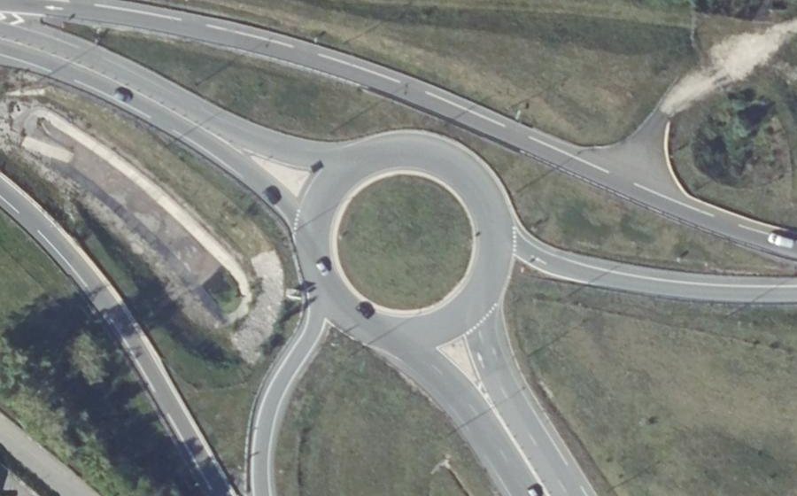Vue aérienne du Rond-point anonyme n°333840458