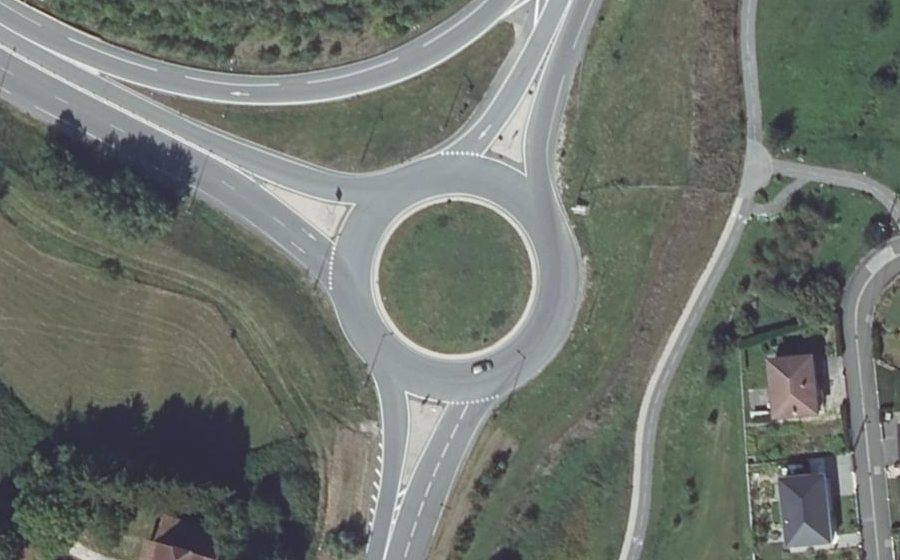 Vue aérienne du Rond-point anonyme n°333840459