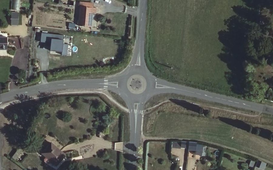 Vue aérienne du Rond-point anonyme n°333849503