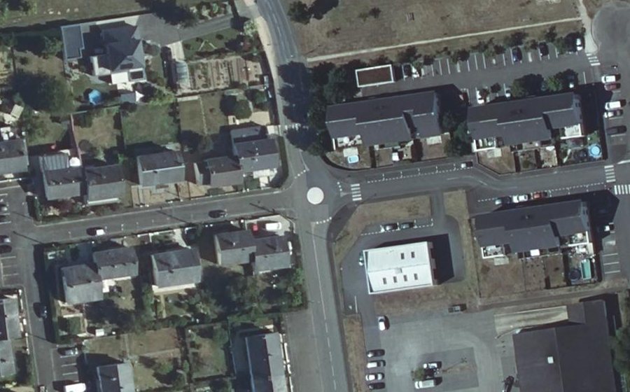 Vue aérienne du Rond-point anonyme n°333850430