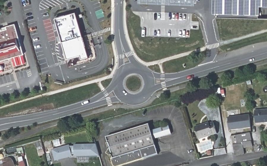 Vue aérienne du Rond-point anonyme n°333852044