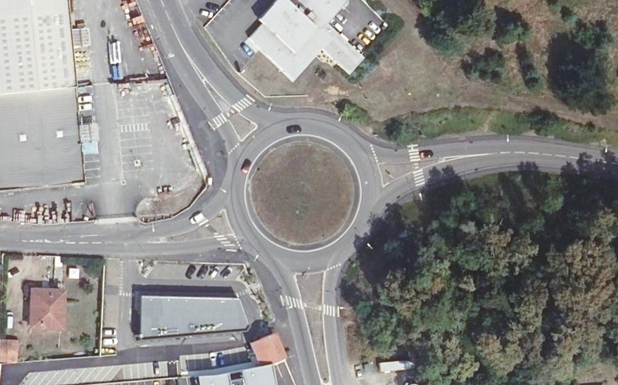Vue aérienne du Rond-point anonyme n°333862698