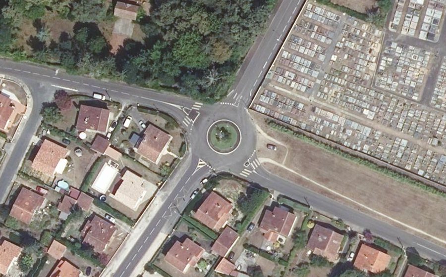 Vue aérienne du Rond-point anonyme n°333884363