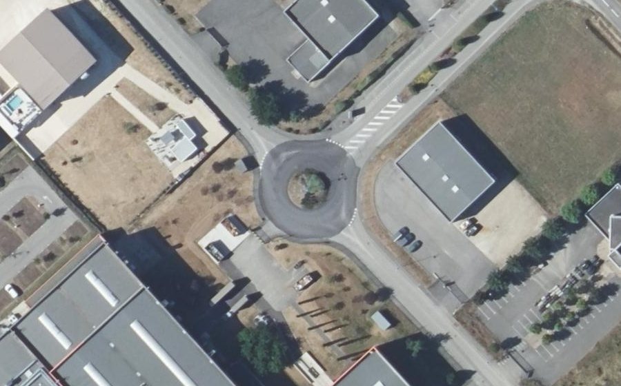 Vue aérienne du Rond-point anonyme n°333911599