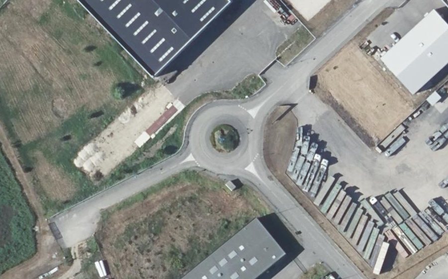 Vue aérienne du Rond-point anonyme n°333911604