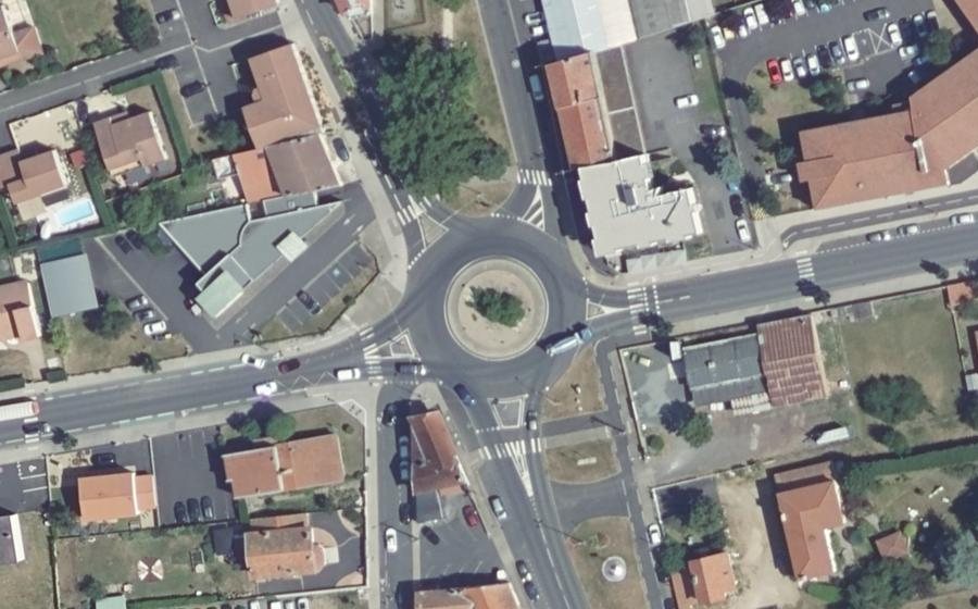 Vue aérienne du Rond-point anonyme n°333931219