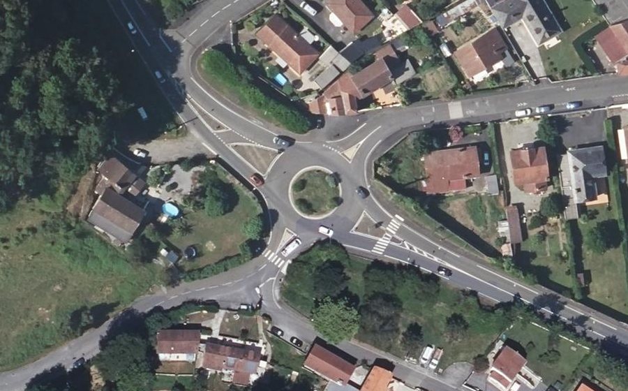 Vue aérienne du Rond-point anonyme n°33393152