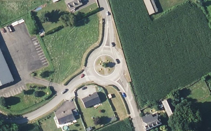 Vue aérienne du Rond-point anonyme n°33393160