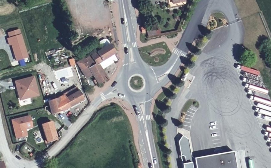 Vue aérienne du Rond-point anonyme n°334072442