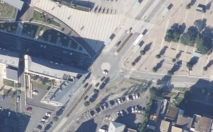 Vue aérienne du Rond-point anonyme n°334094289