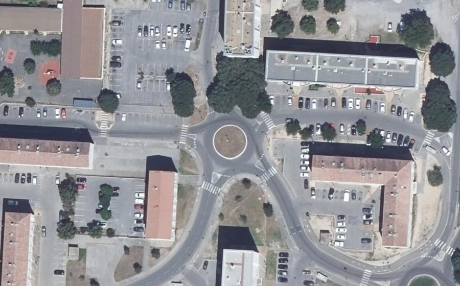 Vue aérienne du Rond-point anonyme n°334148214