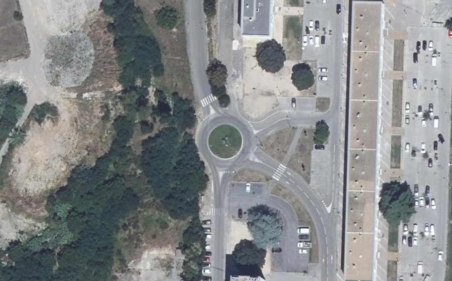 Vue aérienne du Rond-point anonyme n°334148217