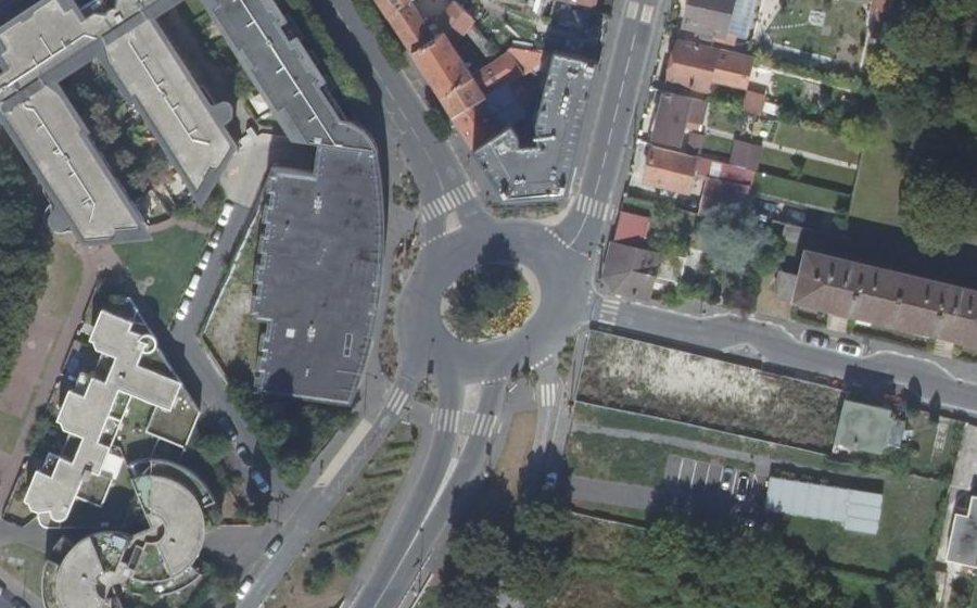 Vue aérienne du Rond-point anonyme n°334148876